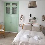 Bed & Breakfast D'hotes Et Gites- L'abri Sous Roche Tautavel