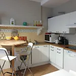 Bed & Breakfast D'hotes Et Gites- L'abri Sous Roche 3*