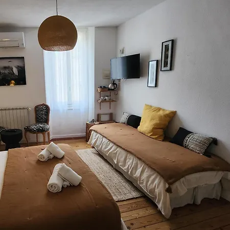 D'hotes Et Gites- L'abri Sous Roche Bed and breakfast