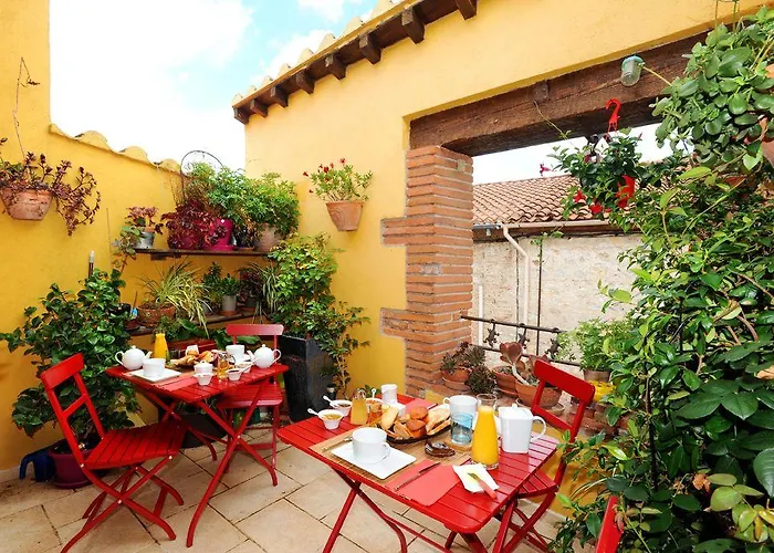 Couette-café D'hôtes Et Gîtes- L'abri Sous Roche 3*